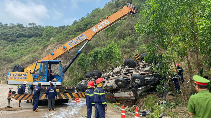 Lực lượng chức năng cẩu&nbsp;chiếc xe.