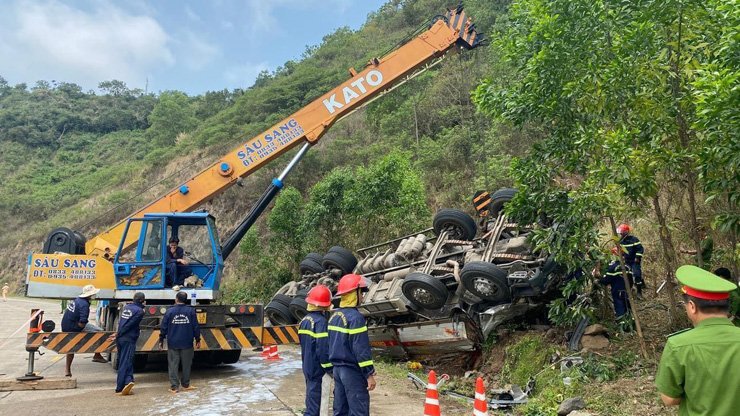 “Lý lịch” chiếc xe tải bị lật khiến 4 người tử vong ở Phú Yên - 1