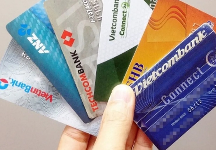Mỗi thẻ ATM đang phải gánh bao nhiêu loại phí? - 1