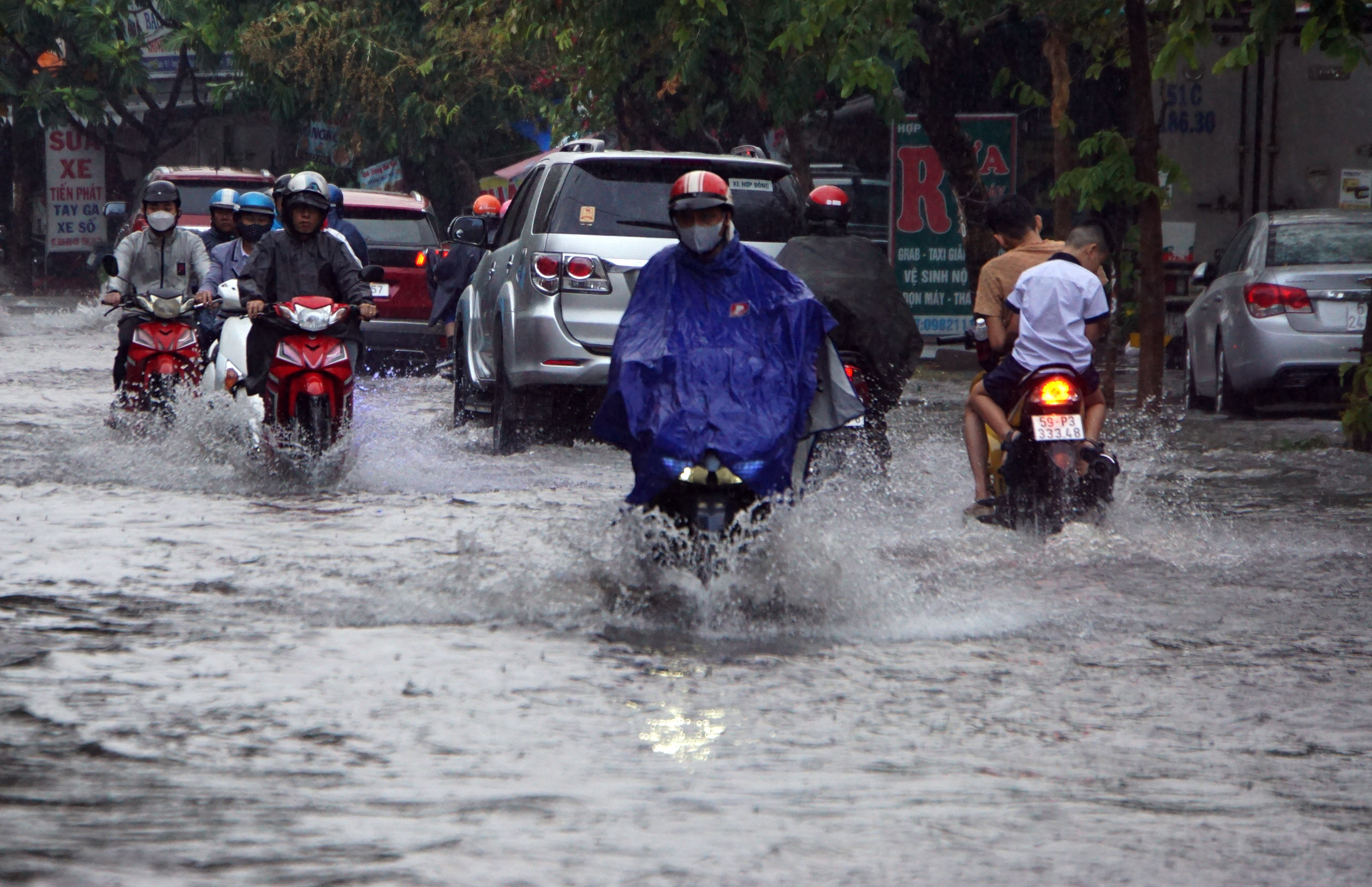 Mưa trắng trời, đường phố ngập lênh láng, người dân TP.HCM rẽ sóng nước về nhà - 1