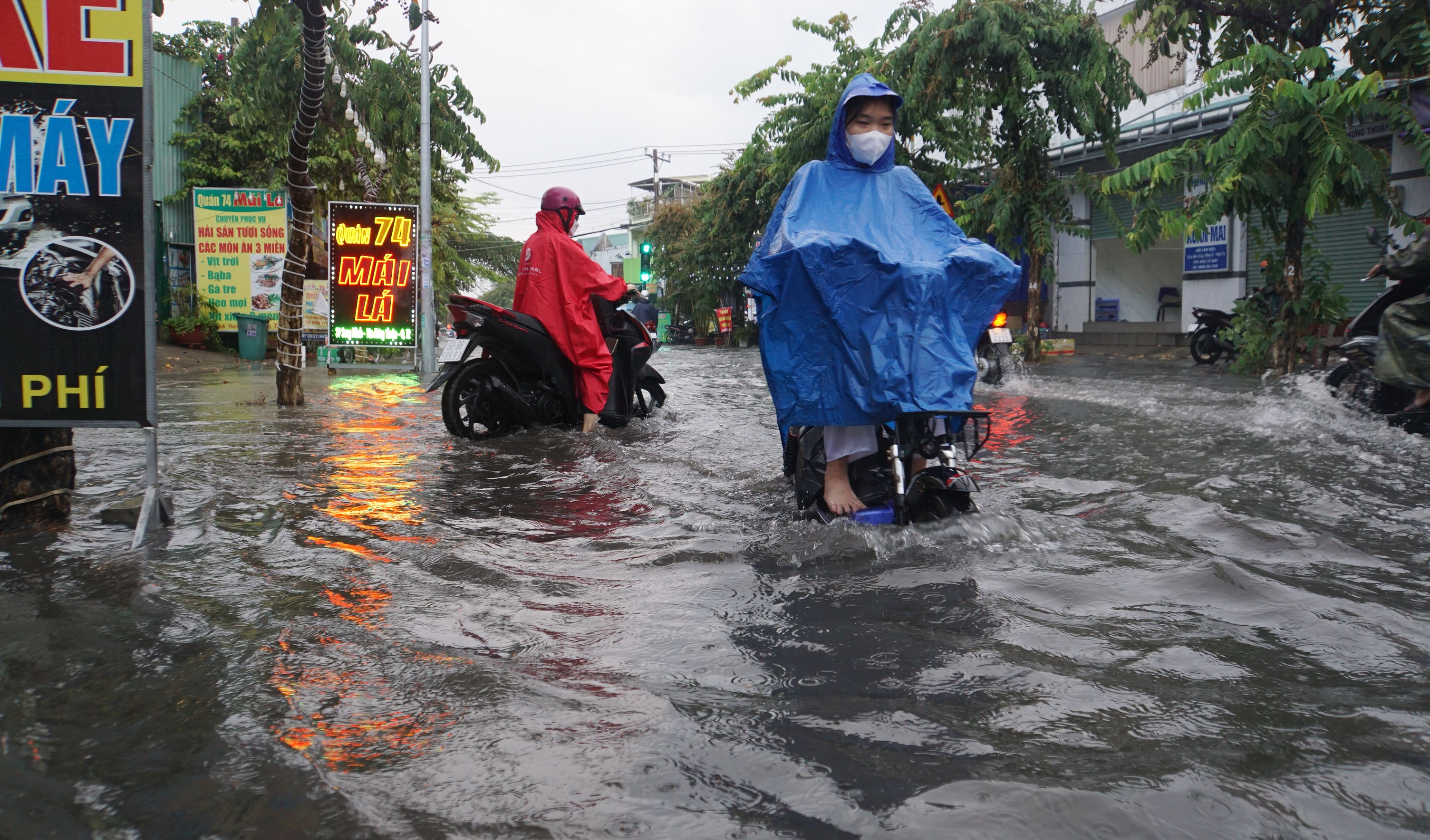 Mưa trắng trời, đường phố ngập lênh láng, người dân TP.HCM rẽ sóng nước về nhà - 11