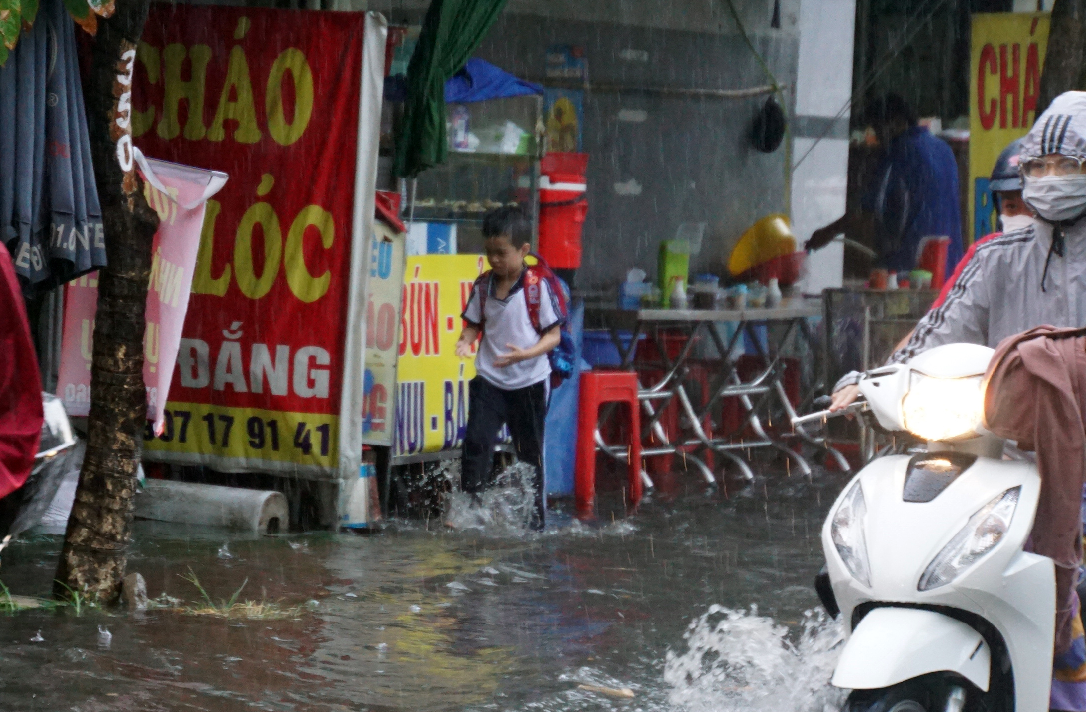 Mưa trắng trời, đường phố ngập lênh láng, người dân TP.HCM rẽ sóng nước về nhà - 14