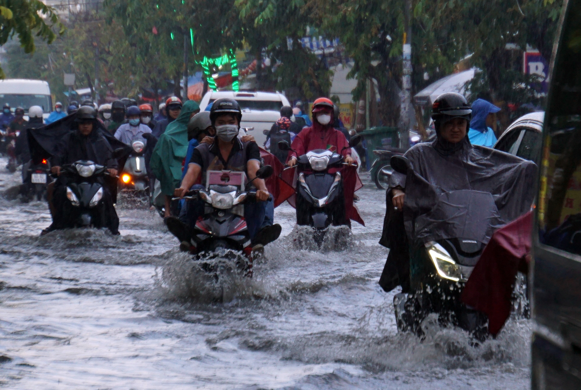 Mưa trắng trời, đường phố ngập lênh láng, người dân TP.HCM rẽ sóng nước về nhà - 2