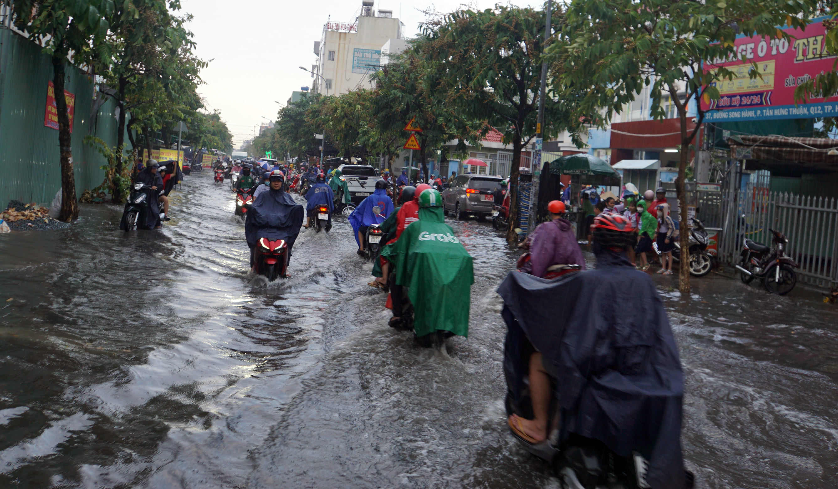 Mưa trắng trời, đường phố ngập lênh láng, người dân TP.HCM rẽ sóng nước về nhà - 3