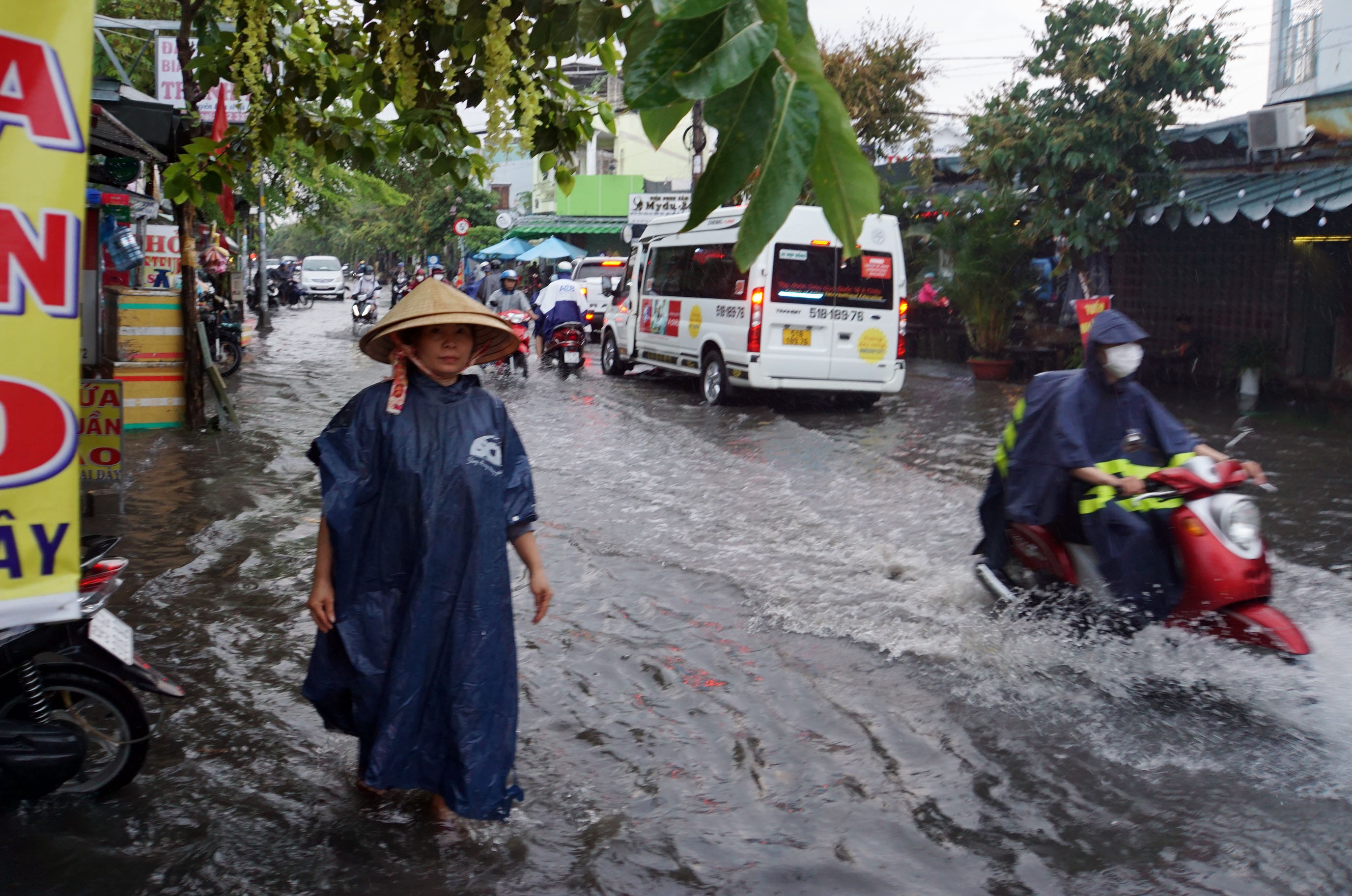 Mưa trắng trời, đường phố ngập lênh láng, người dân TP.HCM rẽ sóng nước về nhà - 4