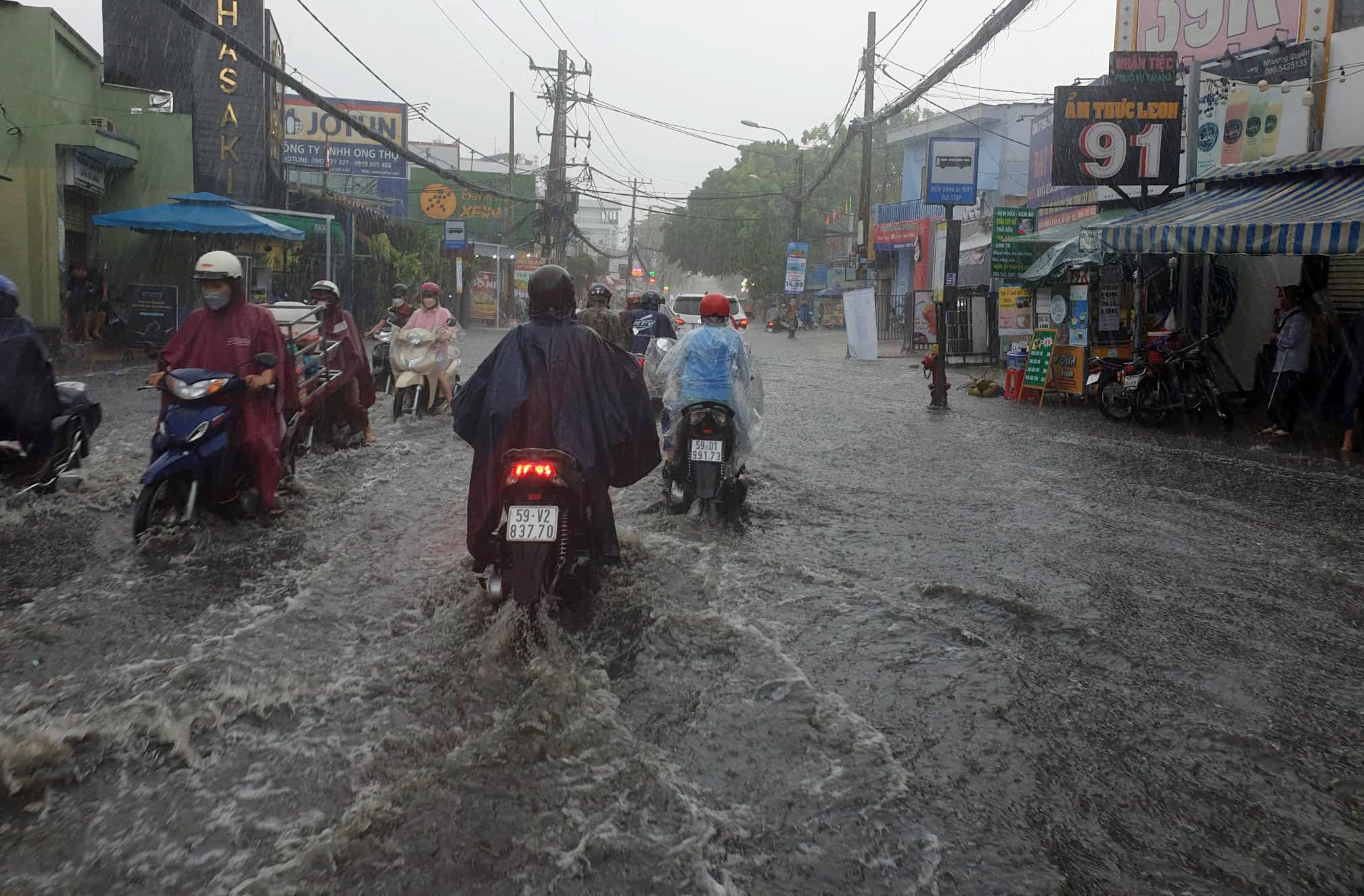 Mưa trắng trời, đường phố ngập lênh láng, người dân TP.HCM rẽ sóng nước về nhà - 6