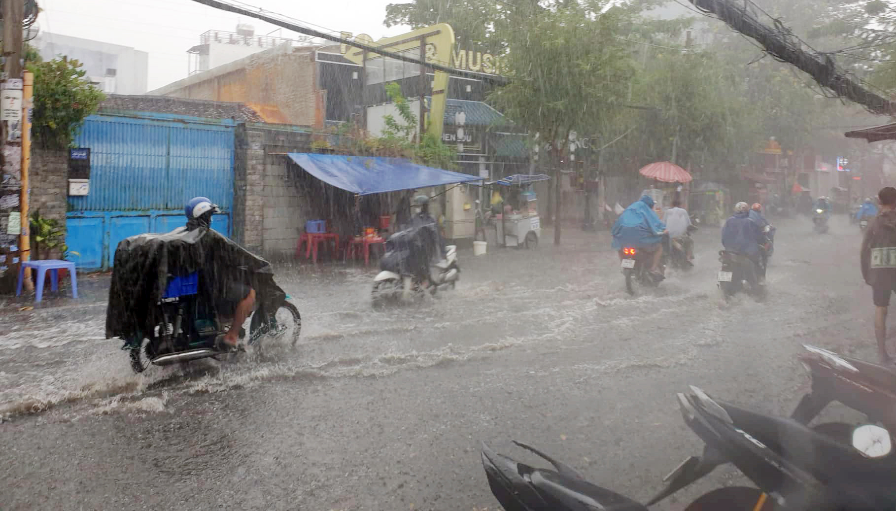 Mưa trắng trời, đường phố ngập lênh láng, người dân TP.HCM rẽ sóng nước về nhà - 7