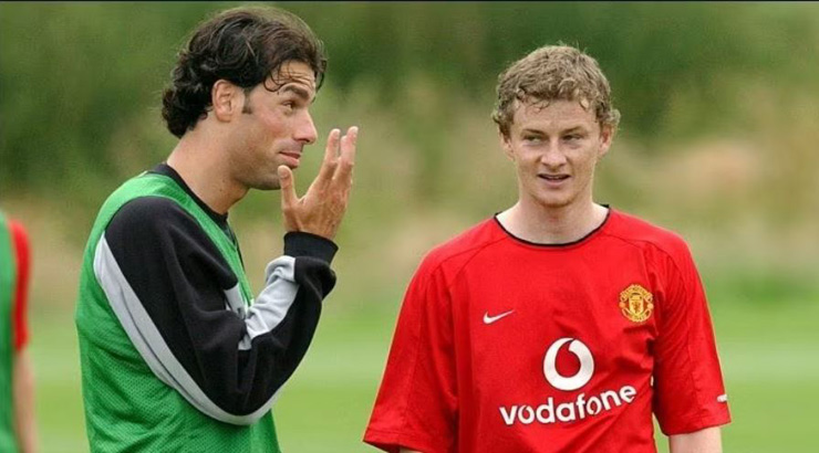 Hai huyền thoại MU Ruud Van Nistelrooy (trái) và Ole Gunnar Solskjaer đều có thể là tân HLV của "Bầy cáo"