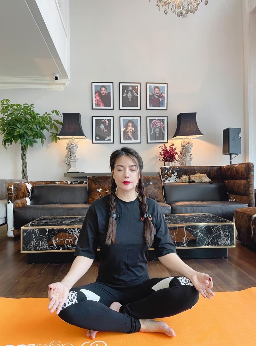 Thiền định, yoga, gym... đều được Trương Ngọc Ánh áp dụng linh hoạt trong cuộc sống. Bên cạnh lợi ích về việc rèn luyện sức khỏe, tập luyện giúp bạn phấn chấn và yêu đời hơn.