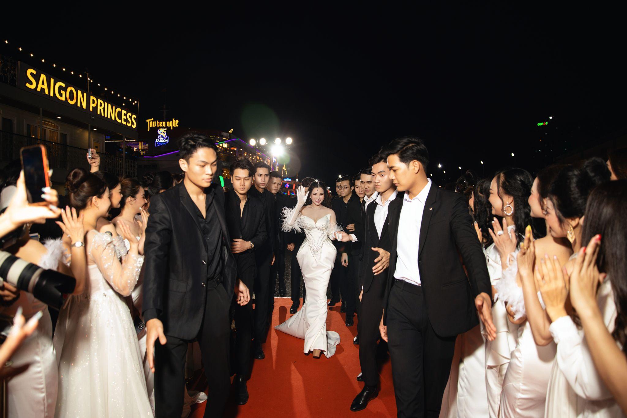 CEO Cao Thị Thùy Dung đẹp lộng lẫy trong sự kiện lớn nhất năm của Top White - 2