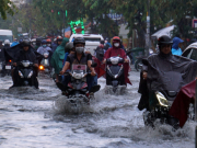 Tin tức trong ngày - Mưa trắng trời, đường phố ngập lênh láng, người dân TP.HCM rẽ sóng nước về nhà