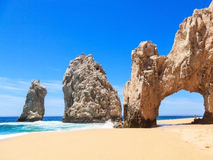 Los Cabos (Mexico): Nơi này ngày càng nổi tiếng và bạn có thể bắt gặp thần tượng của mình khi tới đây du lịch. Christina Aguilera, Jennifer Aniston, Lauren Conrad đều thích tới đây để tắm nắng.
