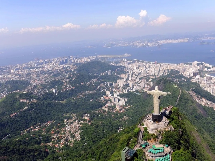 Rio de Janeiro (Brazil) là một trong những nơi lui tới của nhiều người nổi tiếng, nhất là ở bãi biển Ipanema. Penelope Cruz, Madonna, Javier Bardem cũng thường xuyên tới đây.
