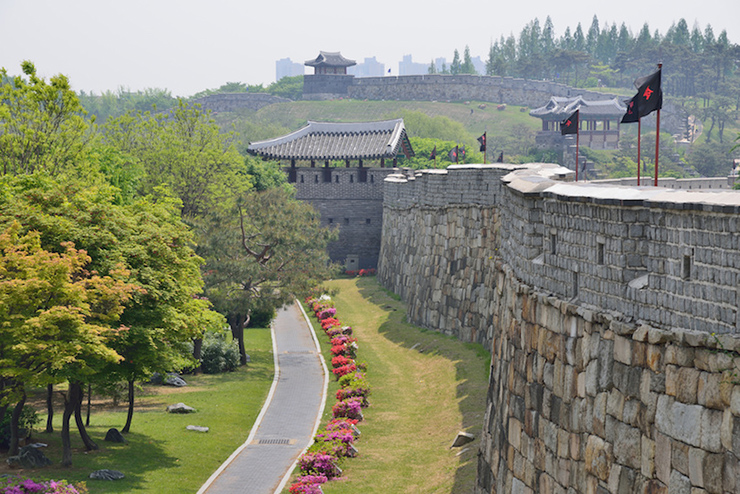 Pháo đài Hwaseong: Được xây dựng bao quanh thị trấn Suwan bởi Vua Jeongko từ năm 1794 đến 1796, Pháo đài Hwaseong đã phải gánh chịu nhiều vết sẹo chiến tranh kể từ đó. Khu phức hợp có một cung điện phức tạp, gần 6km tường thành và nhiều tháp cổng khác nhau.
