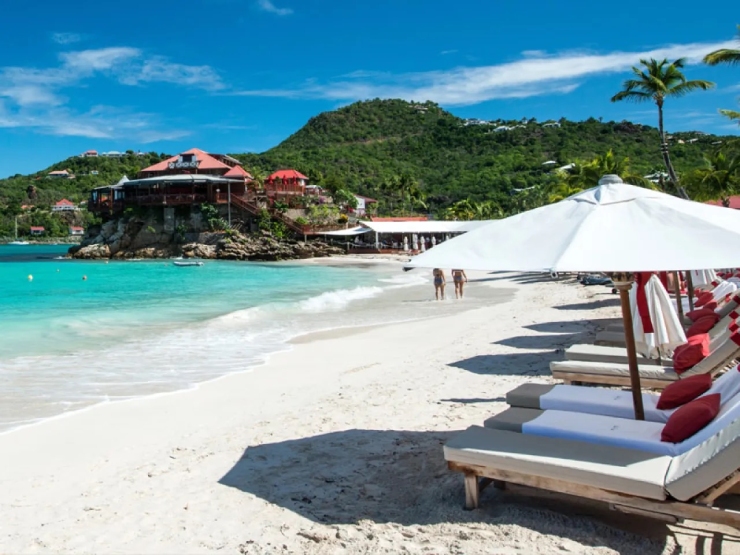 St. Bart (Pháp): Nằm trên một hòn đảo Caribê, bãi biển này là điểm đến hấp dẫn dành cho người nổi tiếng. Cuộc sống về đêm ở đây rất hào nhoáng, những người nổi tiếng từng tới đây như Gwen Stefani Derek Jeter, Usher, Lindsay Lohan.
