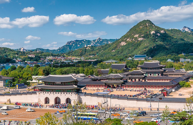 Nằm ở trung tâm của Seoul, Cung điện Gyeongbokgung là một trong những tòa nhà mang tính biểu tượng nhất của Hàn Quốc. Cung điện đã hoàn thành việc xây dựng vào năm 1395. Tuy nhiên, trong nhiều năm, nhiều phòng và cấu trúc khác đã được xây&nbsp;thêm vào.
