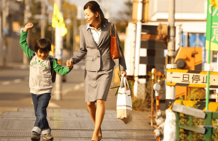 Đa phần, các bà mẹ làm công sở thường diện luôn đồng phục đi đón con vì khá lịch thiệp, kín đáo.
