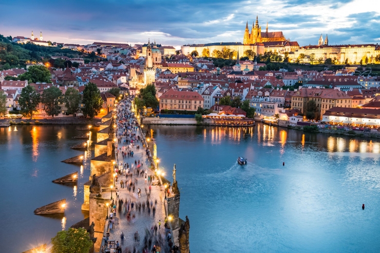 Praha (Cộng hoà Séc): Nữ diễn viên Ấn Độ Shraddha Kapoor tổ chức sinh nhật tràn ngập tình yêu và tiếng cười tại thành phố trăm ngọn tháp. Praha là thành phố khiến bạn không thể không yêu khi bầu trời vẽ nên bức tranh tuyệt đẹp khi mặt trời lặn.&nbsp;
