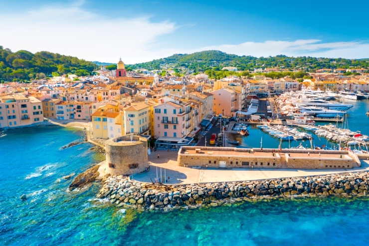 Saint Tropez (Pháp): Đây là điểm tham quan tốt nhất ở miền nam nước Pháp. Các cặp đôi nổi tiếng như Beyoncé, Jay Z, David Beckham và vợ từng bị bắt gặp khi đi nghỉ mát dọc theo những bãi biển ở nơi này.
