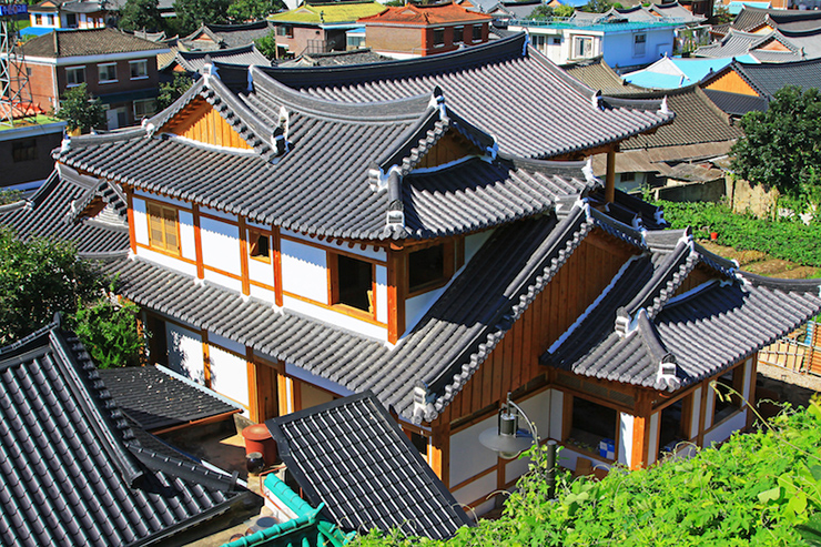 Những con đường của làng Jeonju Hanok có rất nhiều người bán thức ăn đường phố và nhà hàng phục vụ các món ăn truyền thống của Jeonju. Bên cạnh các khía cạnh ẩm thực, thị trấn nổi tiếng với nhiều hanok, là&nbsp;những ngôi nhà truyền thống của Hàn Quốc.
