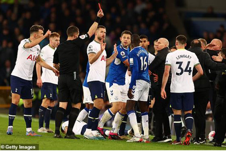 Harry Kane kéo áo Abdoulaye Doucoure, khiến đối thủ nổi nóng cào vào mặt mình và&nbsp;lĩnh thẻ đỏ