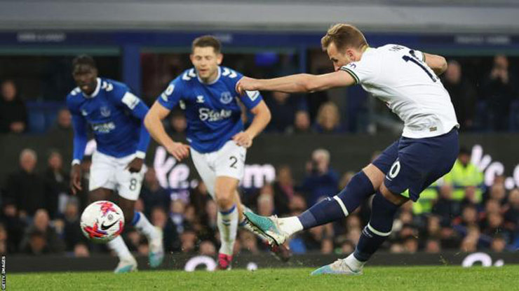 Harry Kane ghi bàn vào lưới Everton ở cả hai lượt trận tại giải Ngoại hạng Anh mùa này