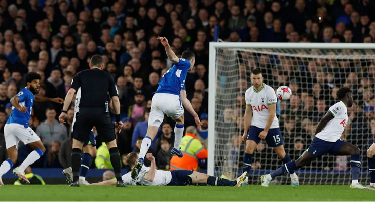 Michael Keane "nã rocket" từ xa xé lưới của Tottenham đúng phút 90