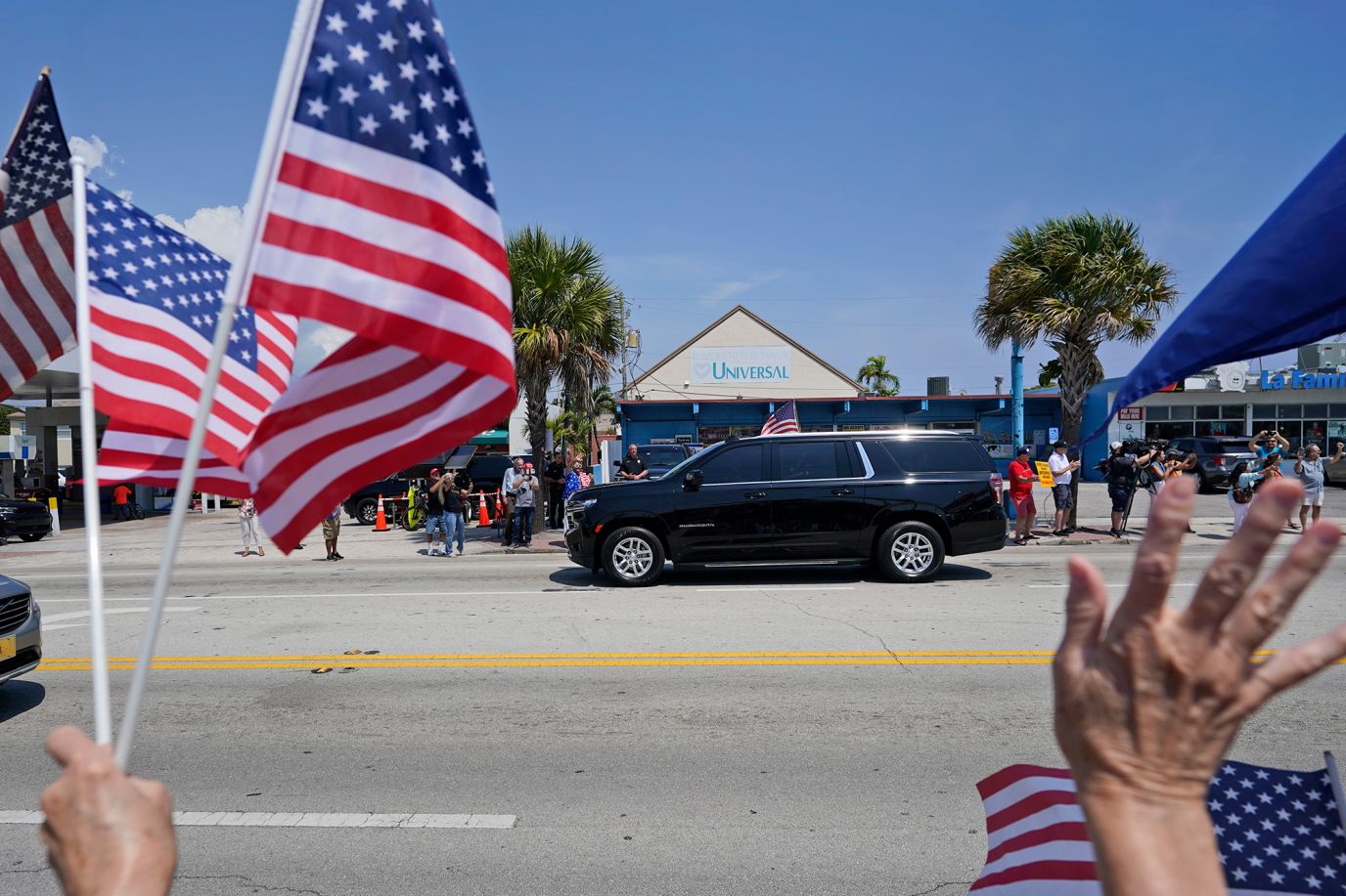 Người ủng hộ tiễn ông Trump ở Florida (ảnh: CNN)