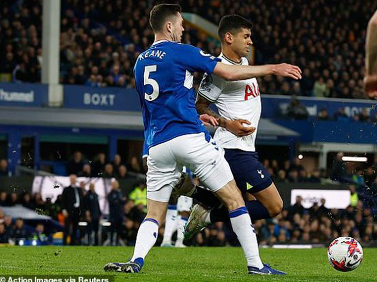 Keane đá vào chân Romero giúp Tottenham hưởng phạt đền