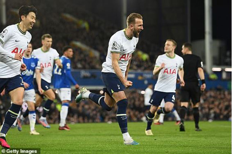 Harry Kane ghi bàn từ chấm đá penalty cho Spurs