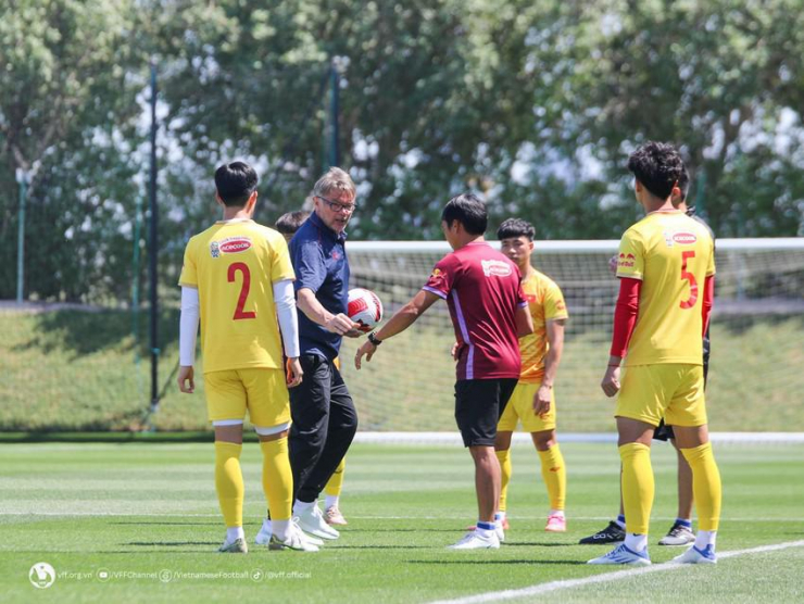 HLV Troussier đang tính nước cờ khó ở SEA Games 32. Ảnh: VFF