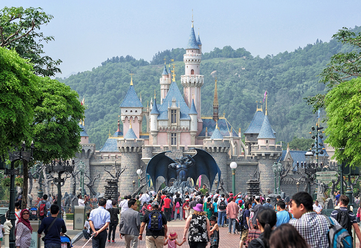 Disneyland Hongkong: Disneyland thứ hai của châu Á này&nbsp;tọa lạc trên đảo Lantau với vô số trò chơi vui nhộn cũng như điểm tham quan đẹp,&nbsp;khiến nơi đây trở thành một nơi hoàn hảo cho cả gia đình cùng tận hưởng.
