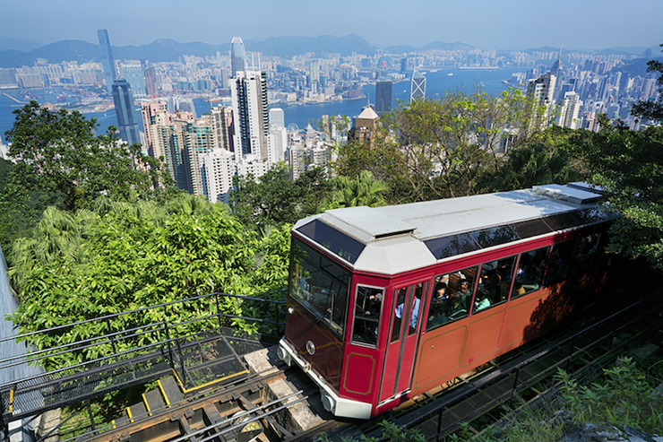 Peak Tram: Khai trương lần đầu tiên vào năm 1888, Peak Tram được cả người dân địa phương và khách du lịch yêu thích. Với tầm nhìn tuyệt vời ra đường chân trời Hongkong và cảng Victoria, đây là nơi rất đáng để khám phá và thử đi xe điện leo núi.
