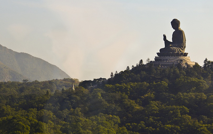 Tượng Phật Thiên Tân: Nằm trên đảo Lantau ở phía tây của Hongkong, tượng Phật Thiên Tân&nbsp;rất ấn tượng&nbsp;và thường được biết đến với cái tên “Đức Phật lớn” bởi kích thước khổng lồ. Hoàn thành vào năm 1993, bức tượng bằng đồng tọa lạc trên đỉnh một ngọn đồi với cây cối bao quanh một cách ấn tượng.
