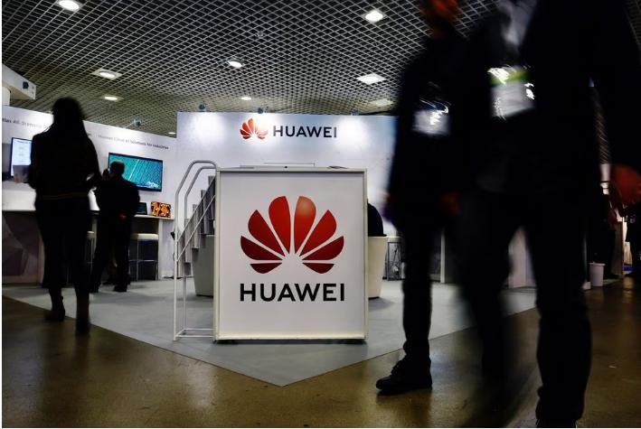 Khách tham quan đi ngang qua một gian hàng Huawei tại Liên hoan Cannes trí tuệ nhân tạo thế giới (WAICF) ở Cannes (Pháp) vào ngày 10-2. Ảnh: REUTERS