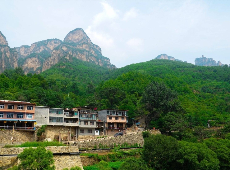 Tuy nhiên, nằm sâu trong dãy núi Taihang còn có một ngôi làng nhỏ khác tên là Ruodi. Sở dĩ nó có một cái tên như vậy là vì toạ lạc ở vị trí giống như “đáy giếng” nếu nhìn từ trên cao.
