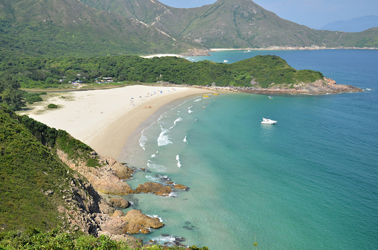 Sai Kung: Thị trấn ven biển đáng yêu này là nơi lý tưởng để thoát khỏi sự ồn ào, náo nhiệt của đô thị. Nằm trên bán đảo Sai Kung, thị trấn cùng tên có rất nhiều nhà hàng, quán bar cho du khách lựa chọn, với các hoạt động thú vị như chèo thuyền, lặn biển và tắm nắng, cũng như tiệc tùng vào buổi tối. Sai Kung là một lựa chọn tuyệt vời cho chuyến đi trong ngày.
