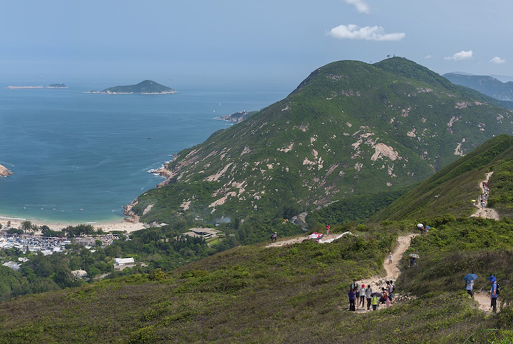 The Dragon's Back (Sống lưng khủng long)&nbsp;nằm trong công viên quốc gia Shek O là điểm nổi bật trong chuyến đi bộ đường dài tại đỉnh núi cùng tên. Tại đây, bạn có thể ngắm nhìn những bãi biển, vịnh và những ngọn đồi uốn lượn với phong cảnh tuyệt đẹp.
