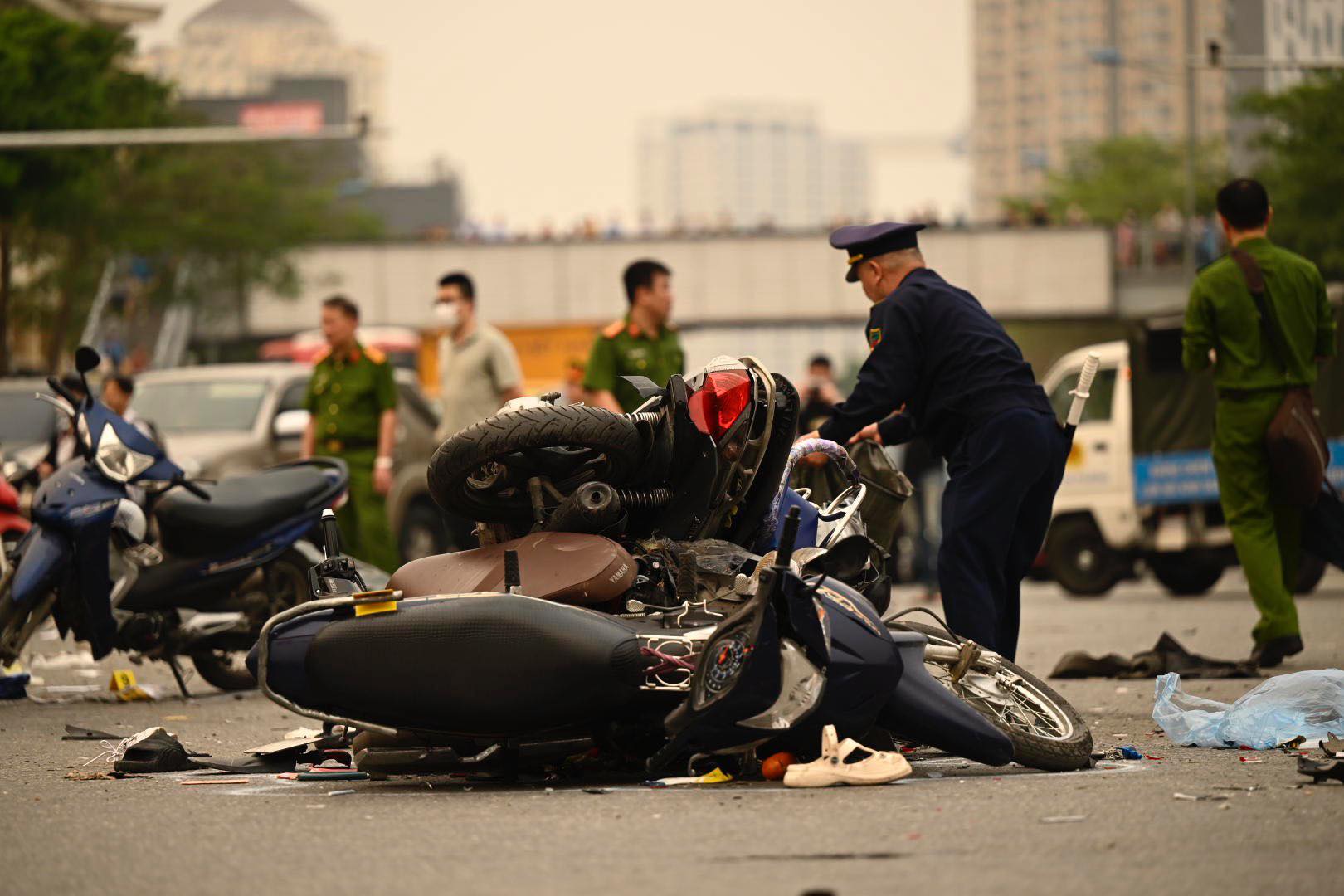 Hiện trường khủng khiếp vụ ô tô tông hàng loạt xe máy, người bị thương nằm la liệt giữa ngã tư - 7