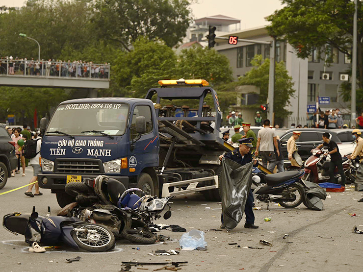 Hiện trường khủng khiếp vụ ô tô tông hàng loạt xe máy, người bị thương nằm la liệt giữa ngã tư - 4