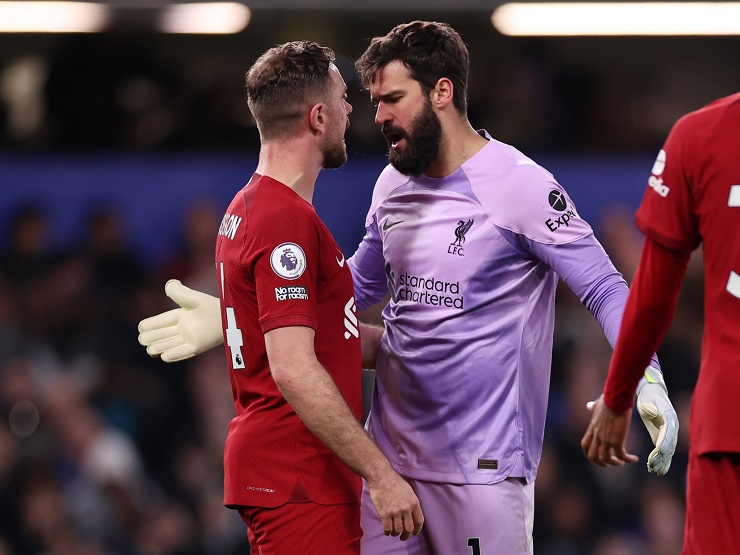 Henderson và Alisson xảy&nbsp;ra xô xát