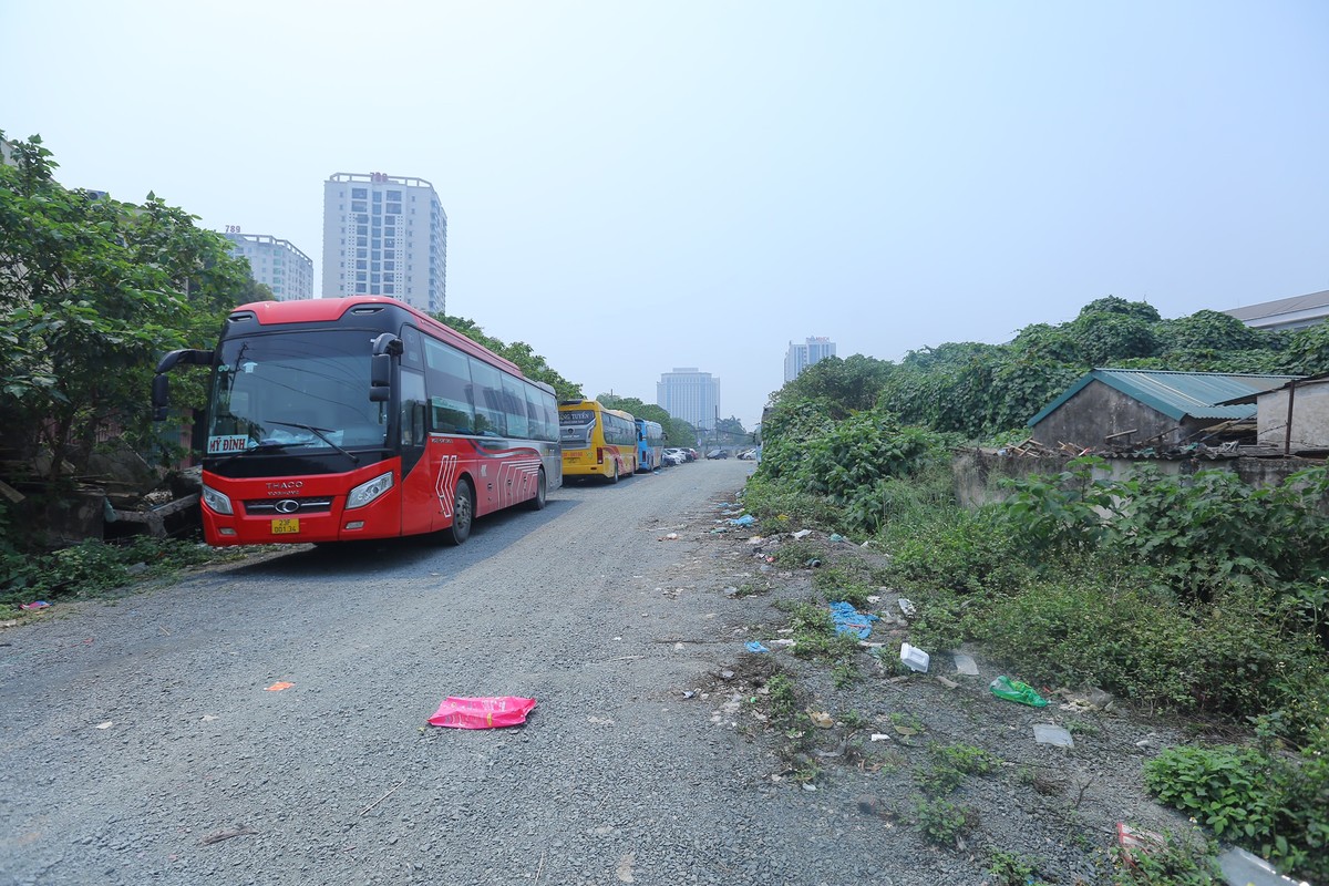 Trên trục đường dang dở xuất hiện nhiều khu vực trống trở thành bãi đỗ xe tự phát.