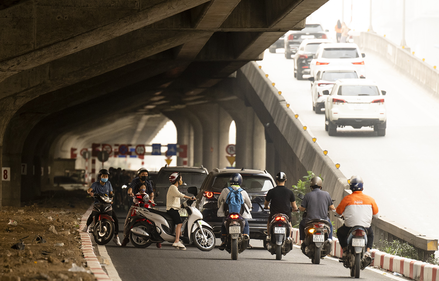 Xe máy nối đuôi nhau đi ngược chiều trên đoạn đường mới mở ở Hà Nội - 16