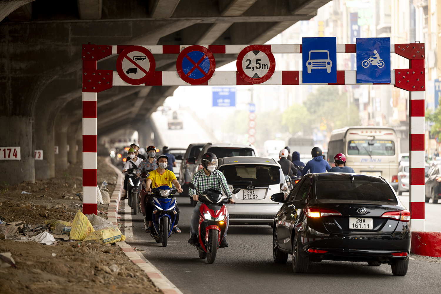 Tuy nhiên, vừa thông xe, đã có hàng trăm lượt xe máy bất chấp nguy hiểm đi ngược chiều, gây mất an toàn giao thông.