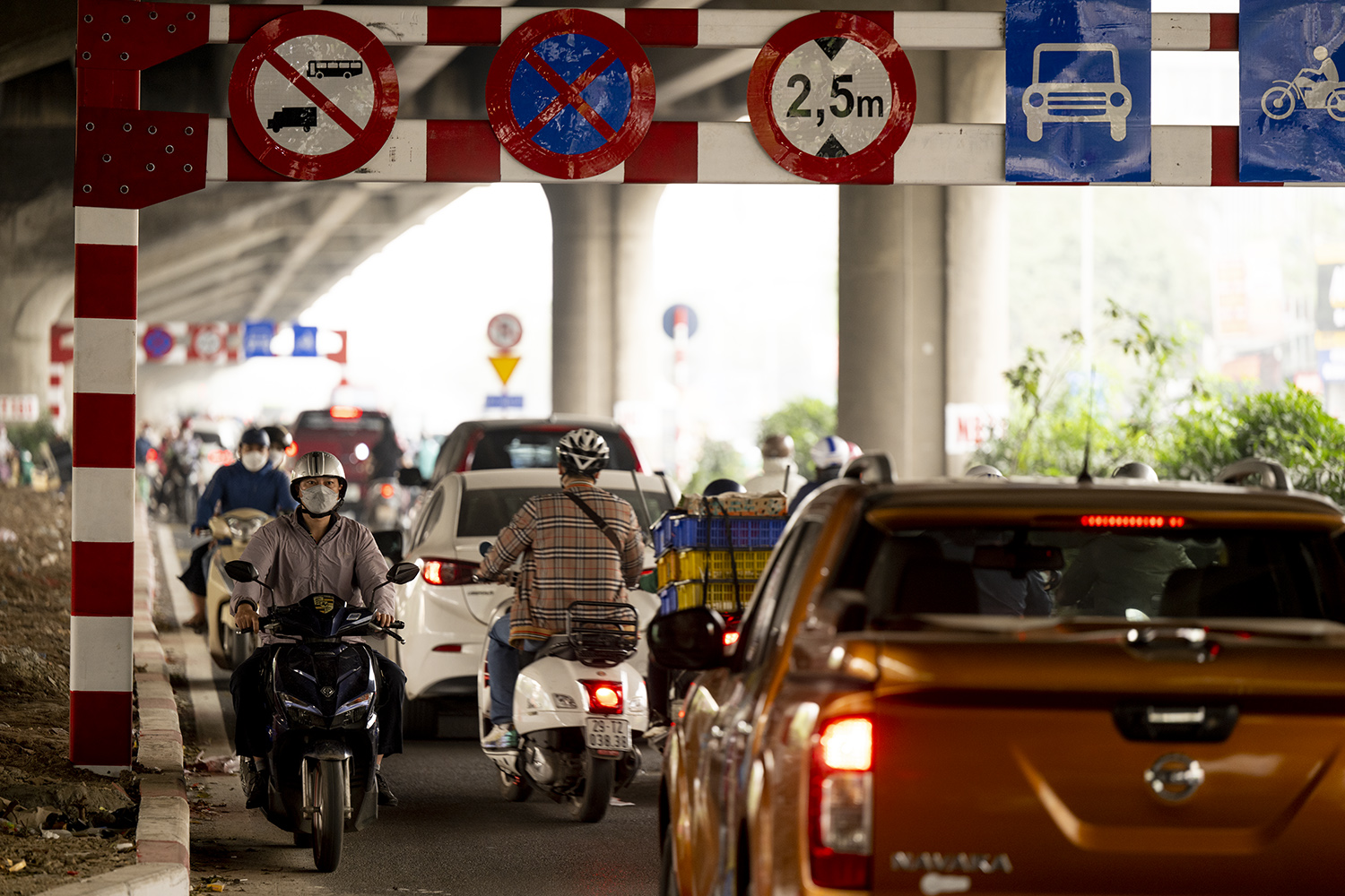 Các xe này đi ngược chiều gần 1,7km đến cuối phần mở rộng tại nút giao Nguyễn Xiển – Nguyễn Trãi.