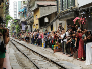 Tin tức trong ngày - Hà Nội yêu cầu không đưa khách du lịch đến phố cà phê đường tàu