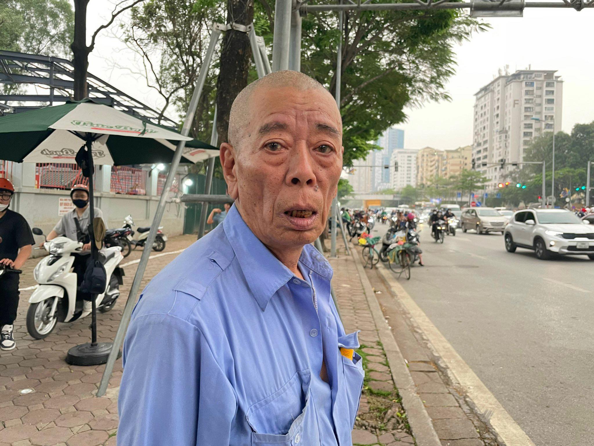 Ô tô “điên” tông 17 xe máy giữa phố Hà Nội: Tài xế mặt tái mét rồi bật khóc - 1