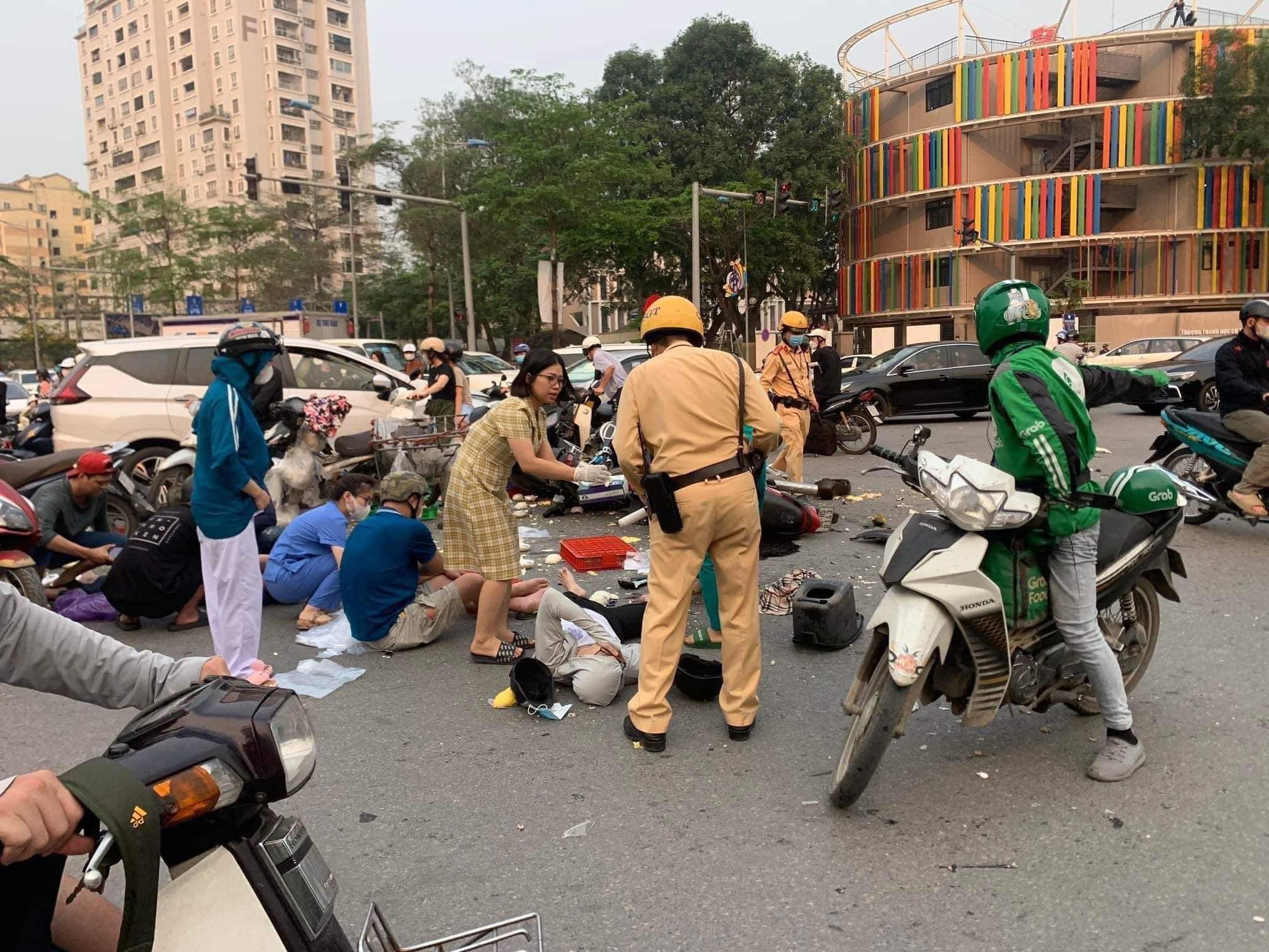 Ô tô “điên” tông 17 xe máy giữa phố Hà Nội: Tài xế mặt tái mét rồi bật khóc - 2