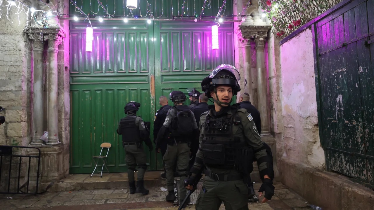 Cảnh sát Israel xông vào thánh địa Hồi giáo al-Aqsa (ảnh: CNN)