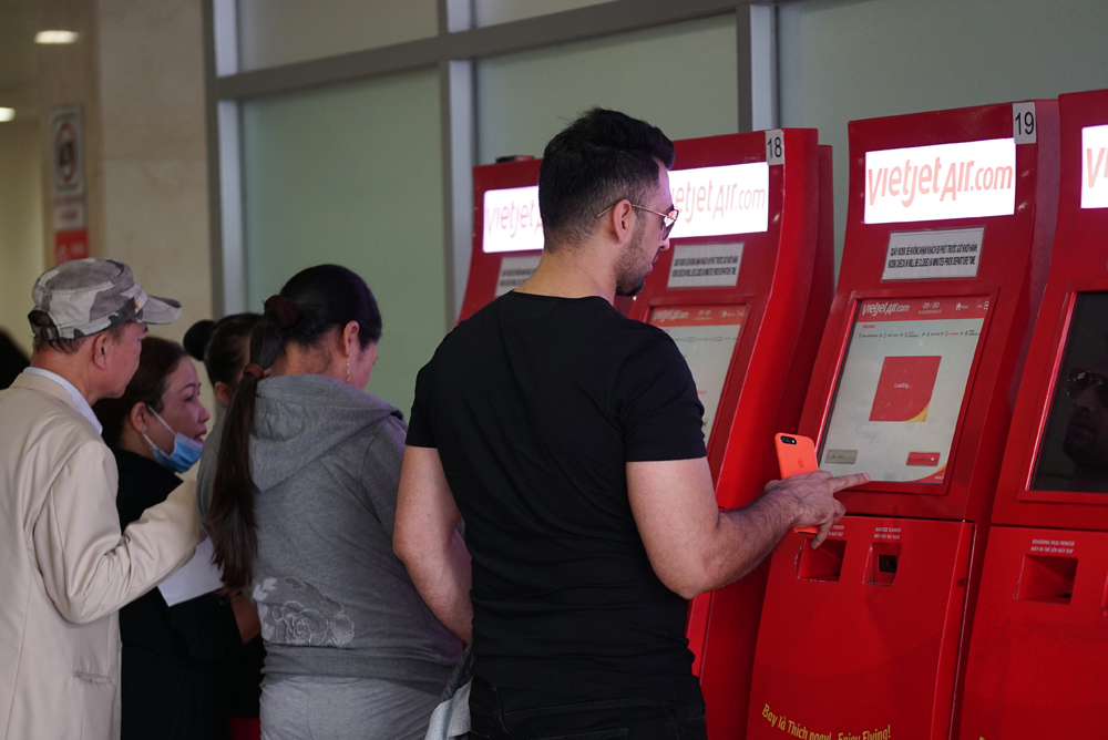 Sử dụng kiosk làm thủ tục trực tuyến và in vé nhanh chóng để tiết kiệm thời gian. Ảnh: Tài Nguyễn